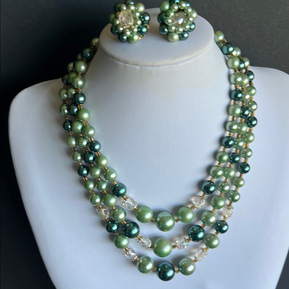 Lustrous Green Multi-Strand Necklace, Japan - Picture 3 of 11